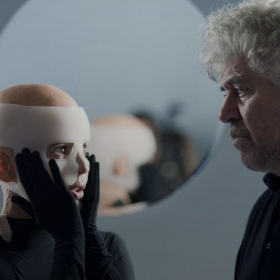 Выступление Dudeontheguitar, стендап «Отвал года», предновогодняя ярмарка и пластический спектакль