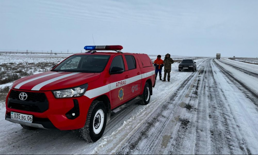 Атырауские спасатели помогли водителю, застрявшему в снежном заносе