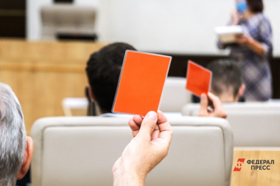 Свердловский спикер вслед за мэром уволен за выплаты премий самому себе