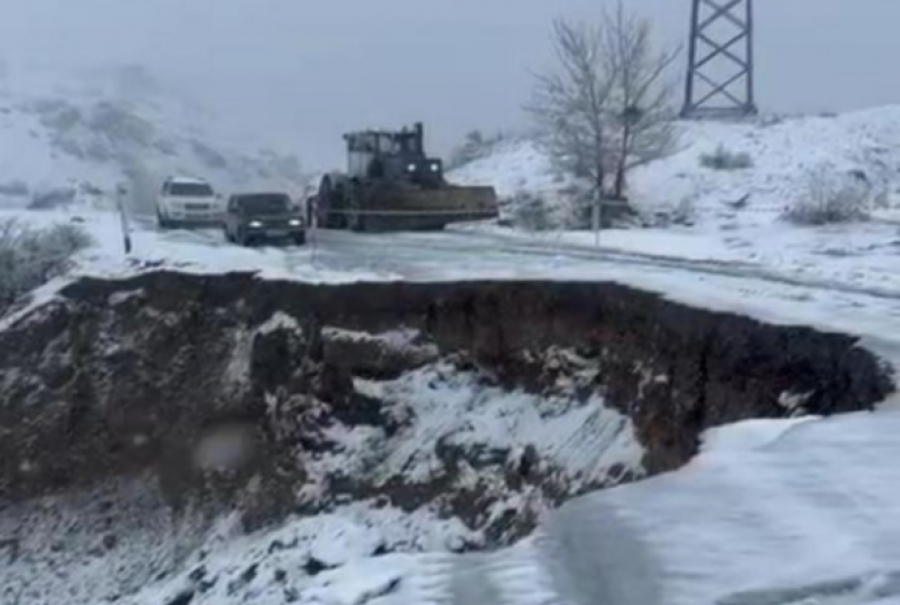 Обвал дорожного полотна произошел на трассе в Маркакольском районе