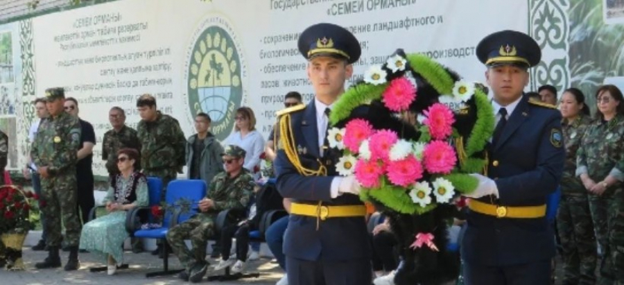 Минутой молчания и возложением венков почтили память погибших в лесном пожаре в области Абай