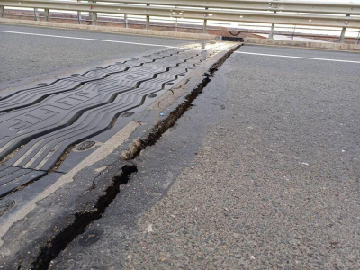В Атырауской области из-за трещины закрыли самый длинный мост