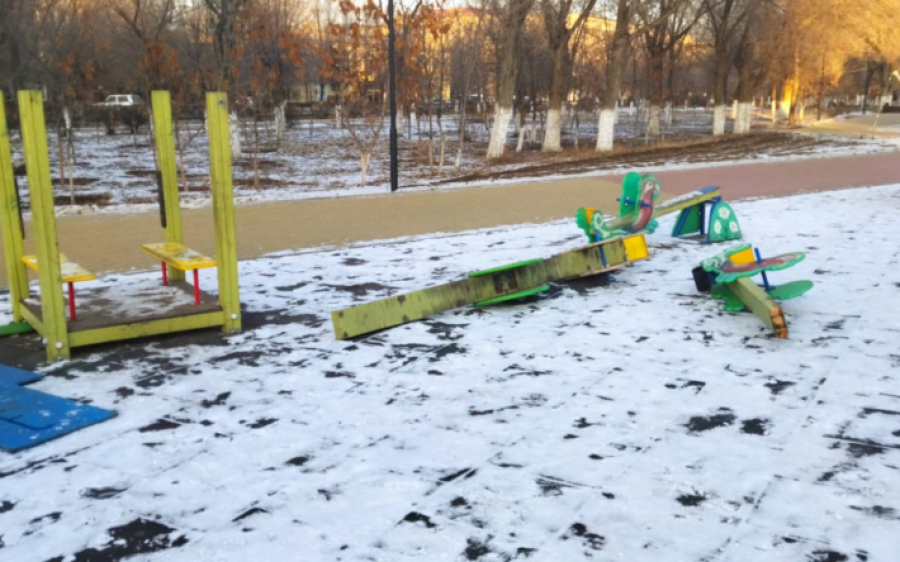 Народный репортер. Вандалы поломали детскую площадку