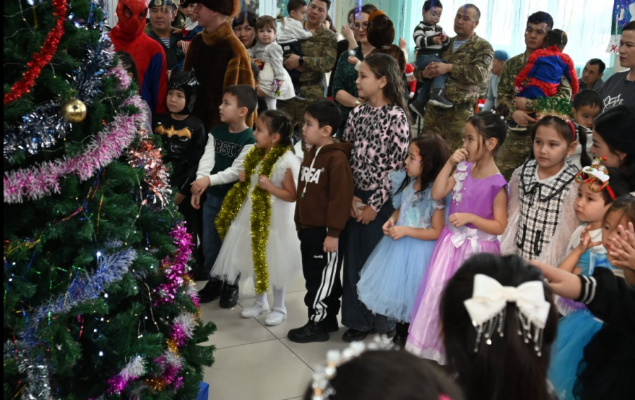 Новогодний праздник для детей военных объединил семьи Конаевского гарнизона