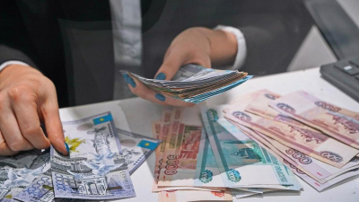 Чаще продавать рубли стали в Казахстане