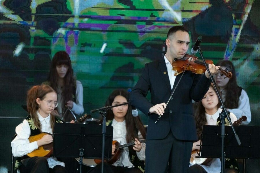 &laquo;Мәктәптән кайтканда елый идек&raquo;: Күрмәүче скрипкачы, педагог Җәмил Хәмитов тарихы