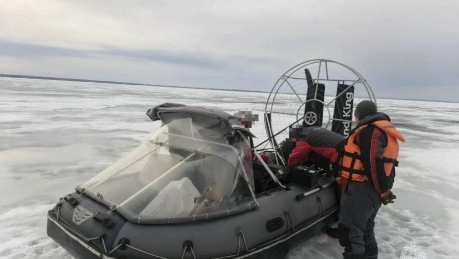 В Татарстане на Каме спасли рыбаков, чья лодка попала в ледяную ловушку 12/04/2026 &ndash; Новости