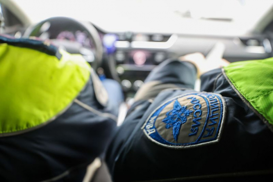 Петербургские инспекторы ГИБДД спасли задыхающегося малыша