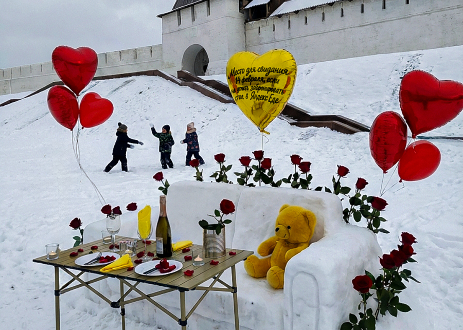 У знаковых мест Казани появились столики для свиданий на 14 февраля