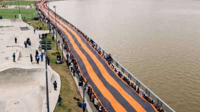 Более 800 казанцев развернули самую большую Георгиевскую ленту в России на набережной