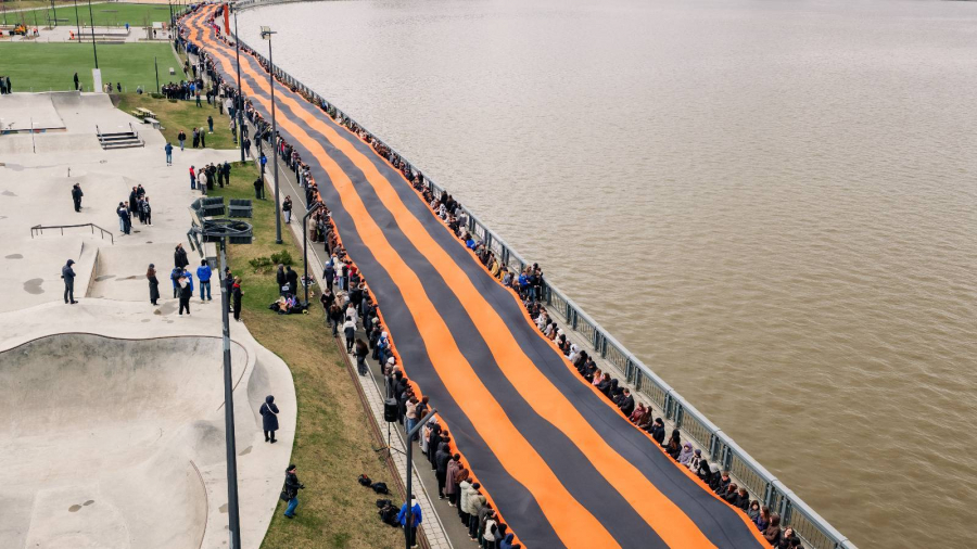 Более 800 казанцев развернули самую большую Георгиевскую ленту в России на набережной