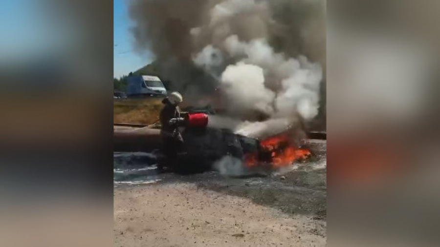 Огнеборцы оперативно потушили горящий автомобиль в Алматы