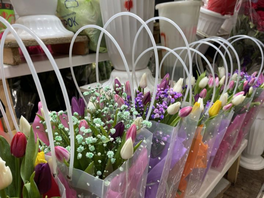 В Челнах 19-летний кавалер стащил с прилавка два супер букета