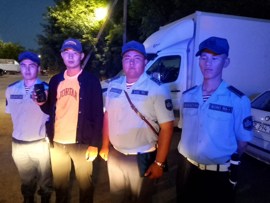 Павлодарские гвардейцы вернули смартфоны хозяевам в Астане