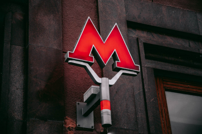 В&nbsp;московском метро мужчина прыгнул на&nbsp;рельсы перед поездом