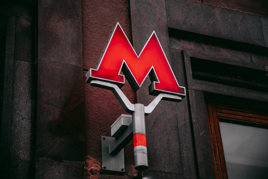 В&nbsp;московском метро мужчина прыгнул на&nbsp;рельсы перед поездом