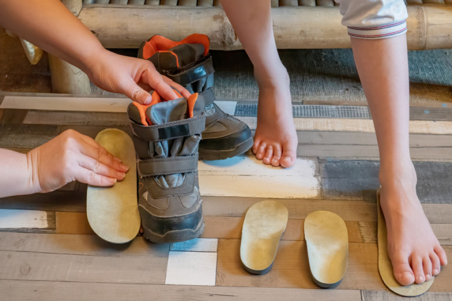 Врач раскрыл, какая обувь исправит плоскостопие у детей