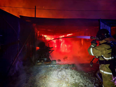 Спасатели МЧС предотвратили возможный взрыв при пожаре