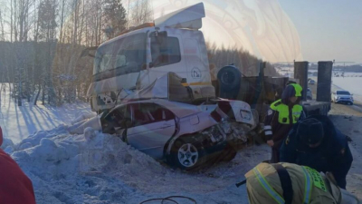 Появились кадры с места смертельной аварии в РТ, где грузовик лоб в лоб столкнулся с иномаркой 22/01/2026 &ndash; Новости