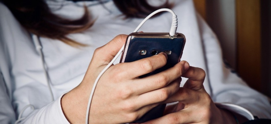 Запрет регистрации детей до 16 лет и штрафы за контент: ожидаются поправки по вопросам онлайн-платформ и масс-медиа в РК