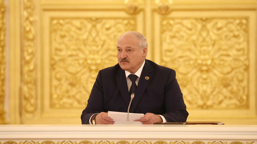 Лукашенко: материнство и отцовство должны стать модным трендом