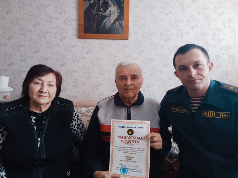 Гвардейцы поздравили пожилых людей с праздником