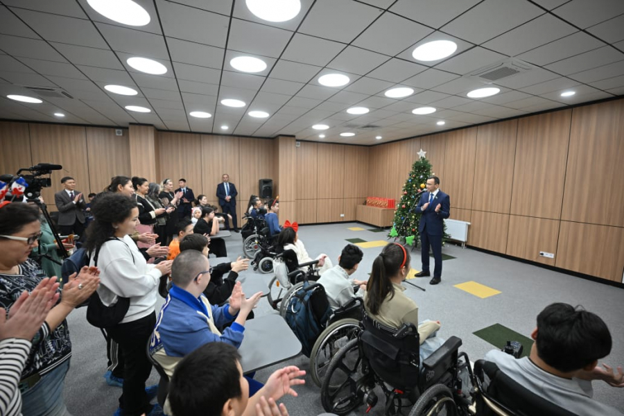 Маулен Ашимбаев встретился с юными параспортсменами-боччистами