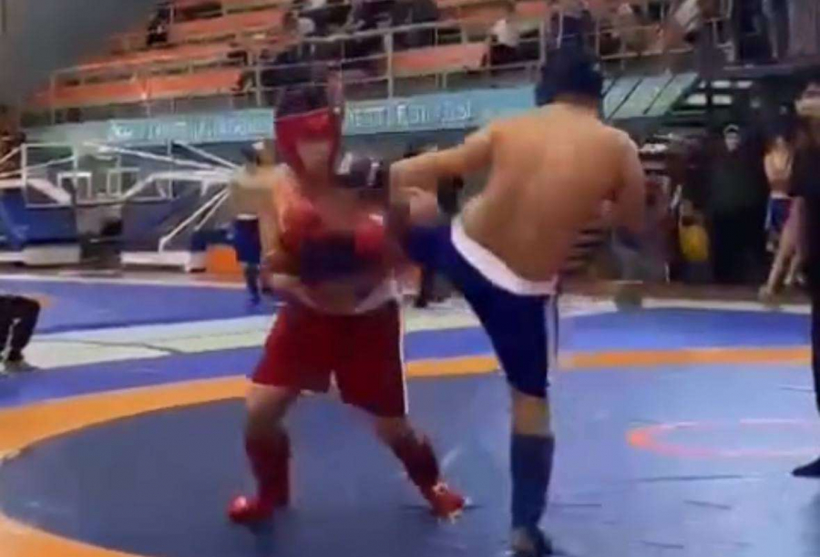 Во время боя на турнире MMA в Актау скончался спортсмен - видео