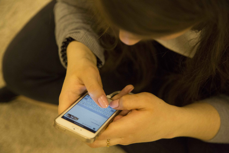 &laquo;Ведомости&raquo;: рынок смартфонов в РФ упал почти на четверть в 2025 году