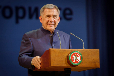 Рустам Минниханов поздравил татарстанцев с Днем Государственного герба республики