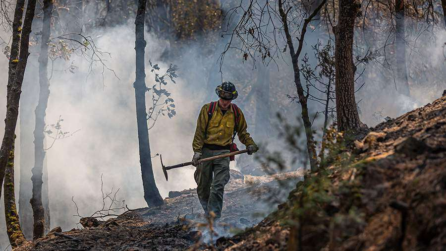Более тысячи человек эвакуировали в Лос-Анджелесе из-за лесных пожаров