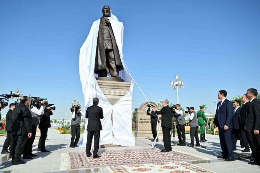 В Ашхабаде открыли памятник Абаю