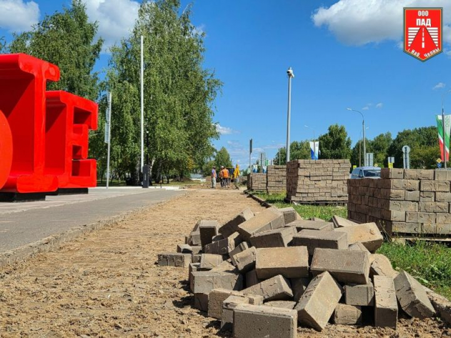 В Челнах на проспекте Чулман расширили объём ремонта тротуара
