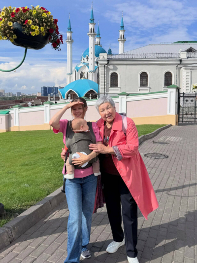 Актриса Катерина Шпица приехала в Казань с сыном и свекровью