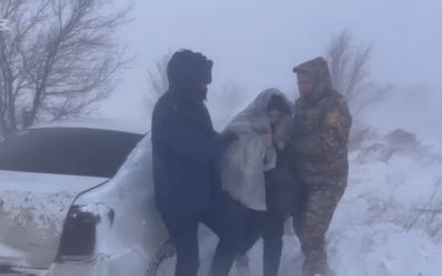 Иностранцы застряли на трассе в снегу