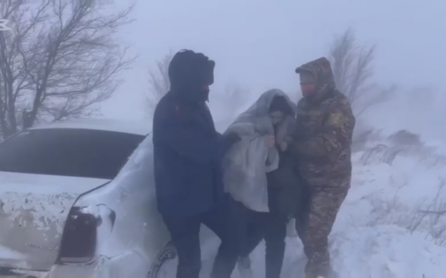 Иностранцы застряли на трассе в снегу