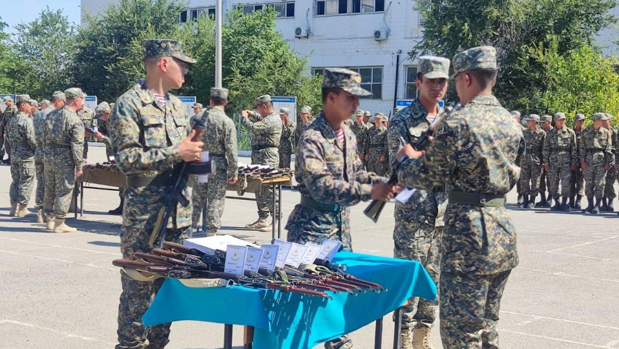 Гвардейцам вручили боевое оружие