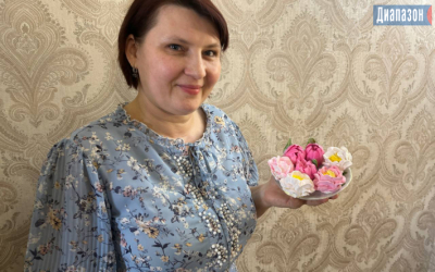 Актюбинка делает съедобные букеты роз и тюльпанов