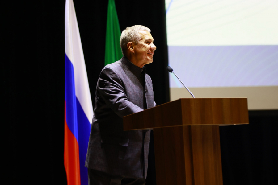 Минниханов поздравил татарстанцев с Днём студента