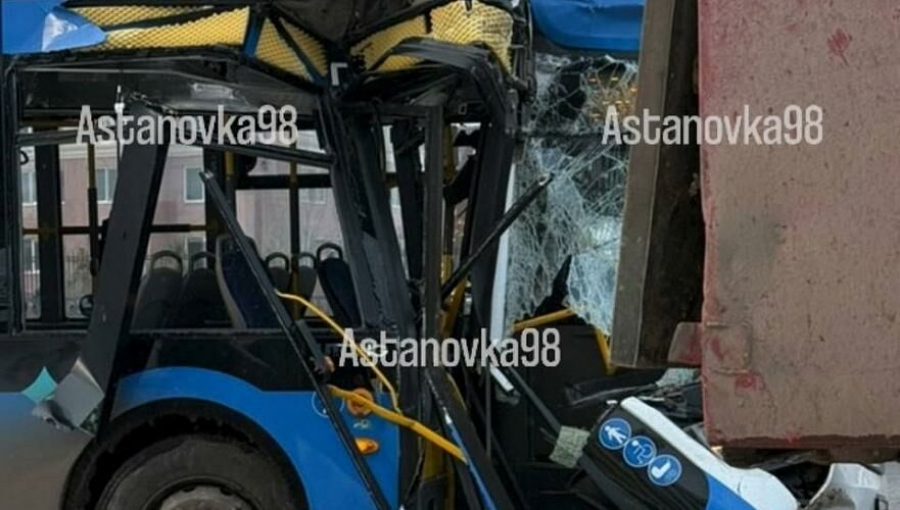 Два пассажира пострадали при столкновении автобуса с грузовиком в Астане