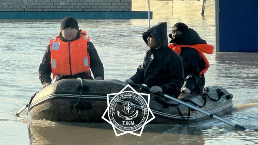 В Индере запускаются перевозки на лодках из-за размыва подъездной дороги большой водой