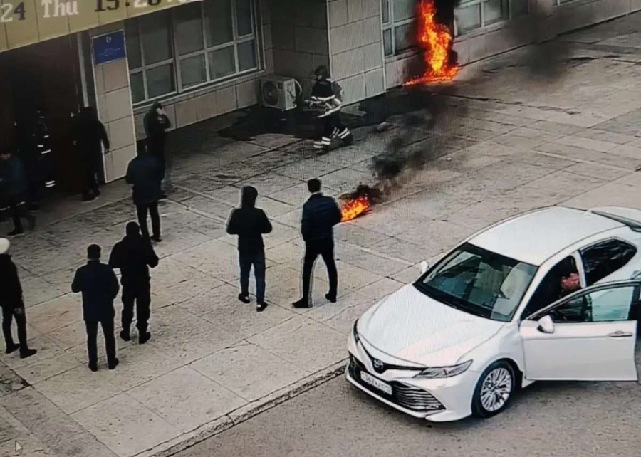 Мужчина поджег себя у здания акимата в Мангистау