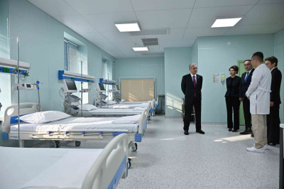 Токаев ознакомился с работой аритмологической клиники в Таразе