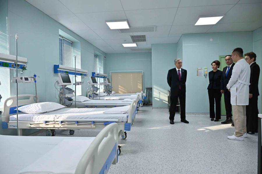 Токаев ознакомился с работой аритмологической клиники в Таразе