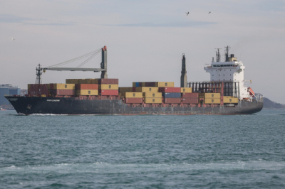 Судно под флагом Таиланда вспыхнуло после удара у побережья Омана