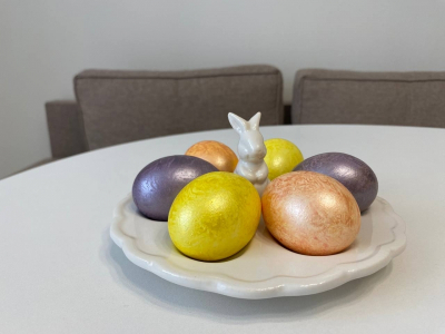 Самый простой, но необычный способ покрасить яйца на Пасху