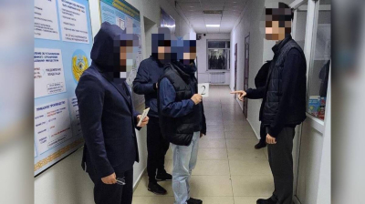 Двое парней грабили в Актобе под видом полицейских