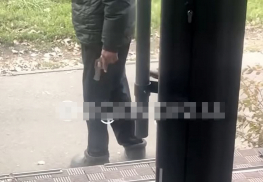 Мужчина с пистолетом преследовал девушку в Алматы (ВИДЕО)