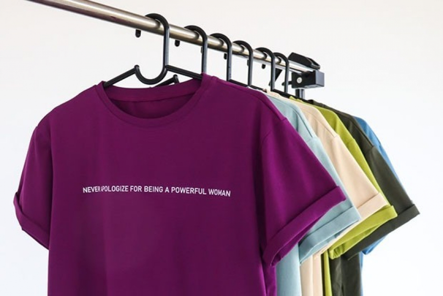 «Никогда не извиняйся за то, что ты сильная женщина»: Футболки от бренда Assyl Iman