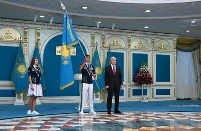 Вы вернетесь победителями: Токаев вручил государственный флаг казахстанским олимпийцам